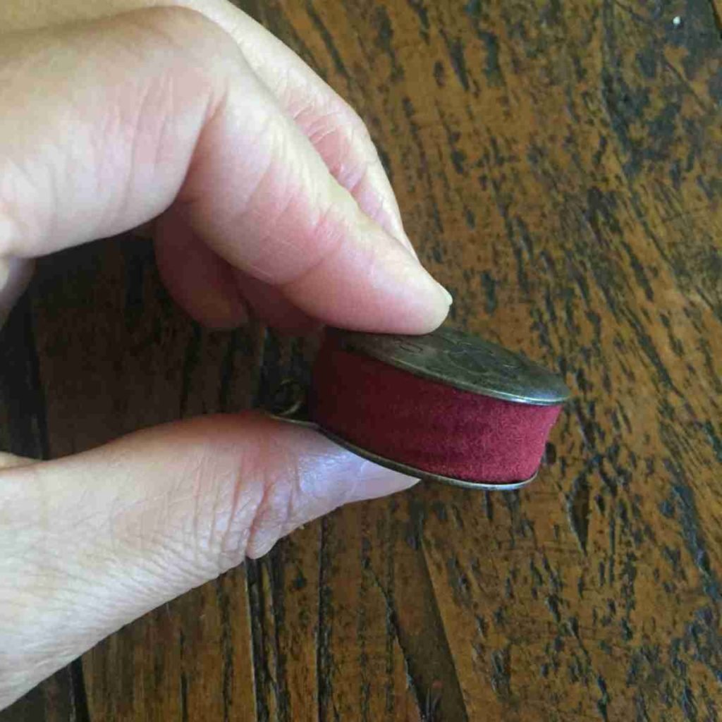 Needle sharpener and polisher by Clover